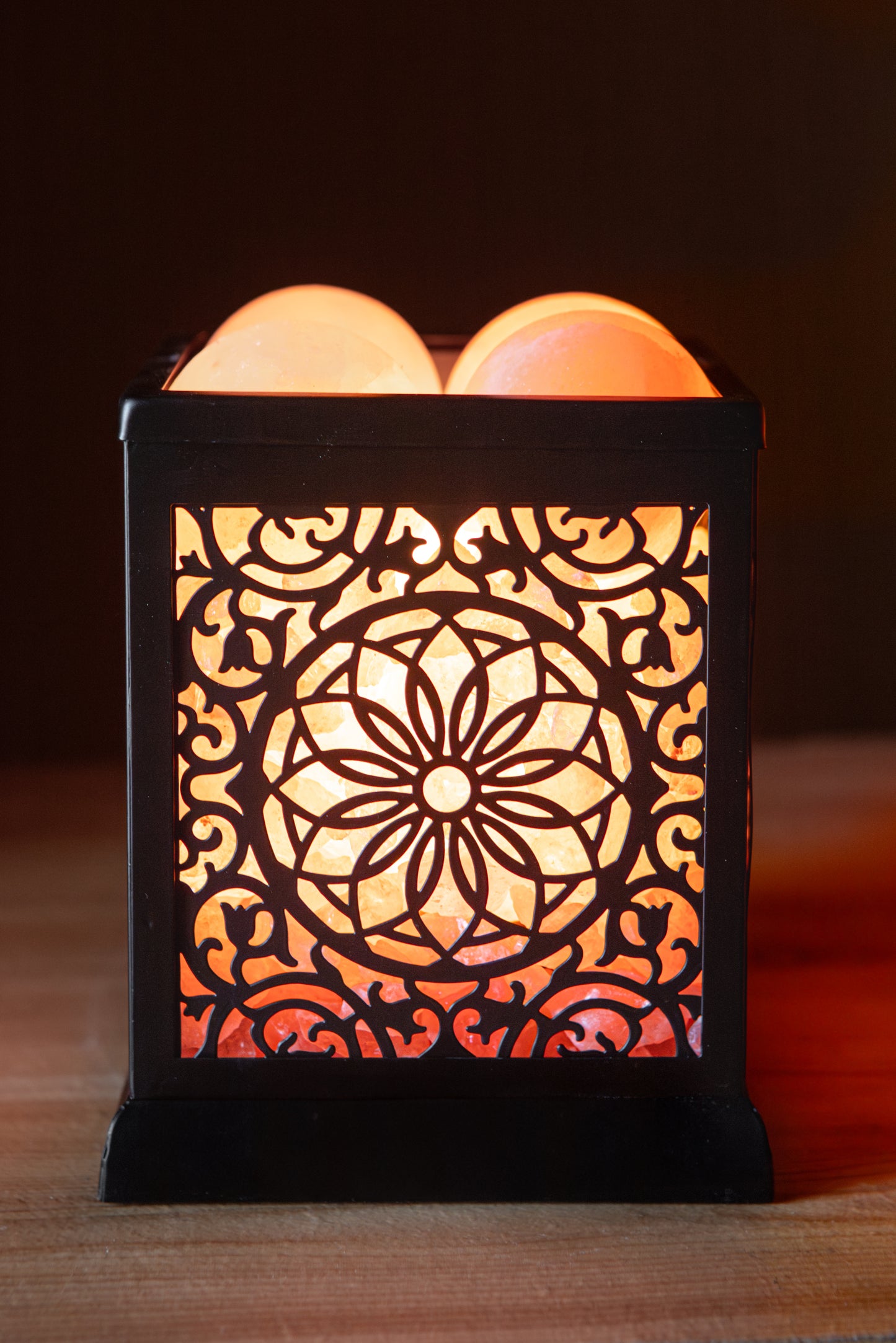 Blooming Silhouette - Himalayan Salt Therapy Lamp (with 4 massage balls)