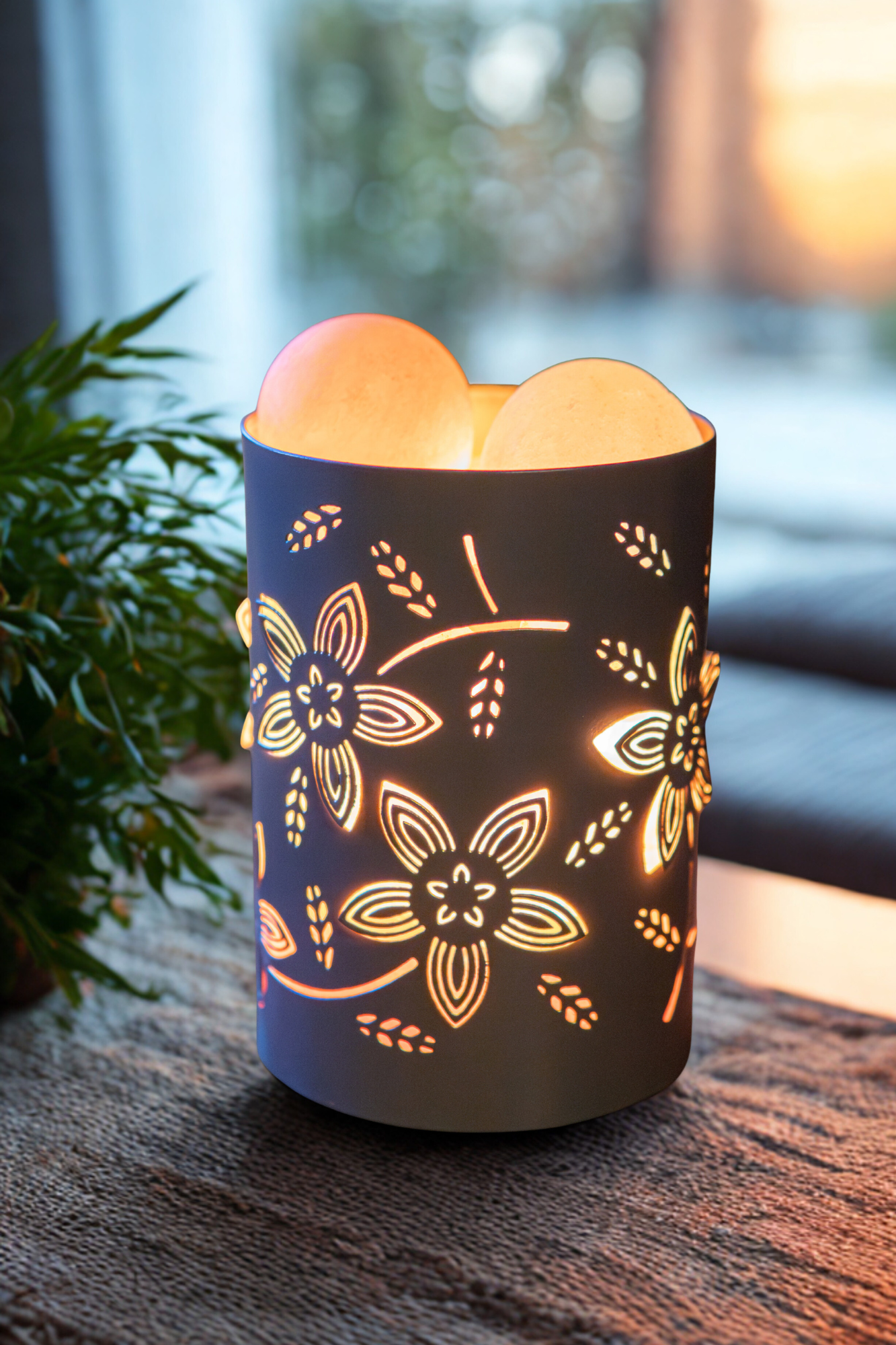 Handcrafted Petal Glow Himalayan Salt Therapy Lamp (2 Massage Balls)